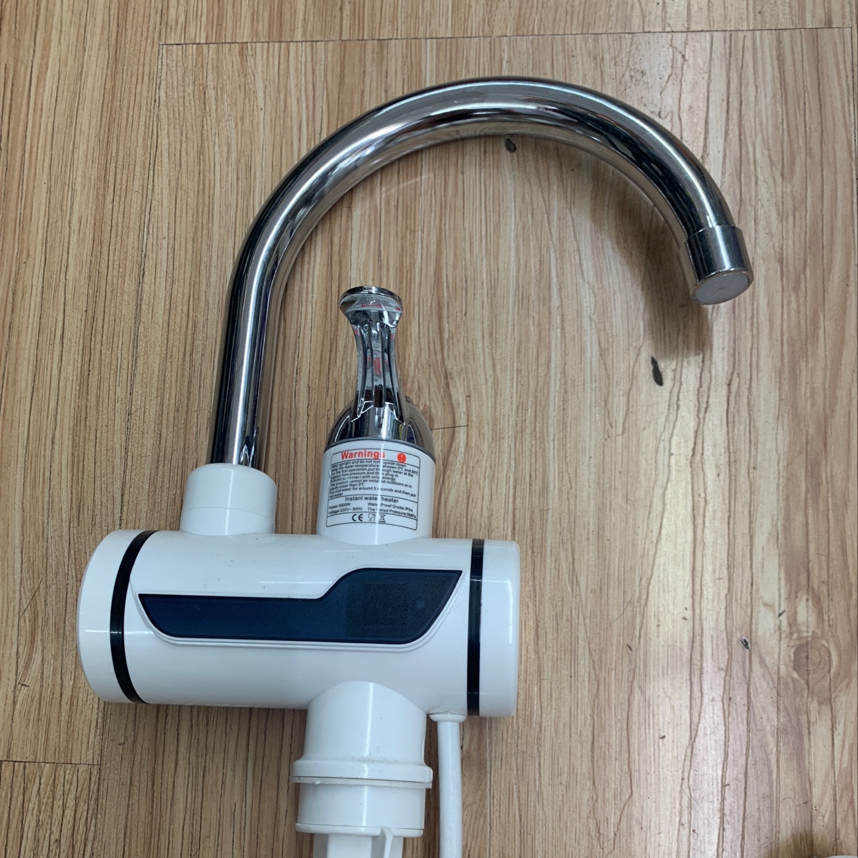 爆款电热水龙头大屏数显