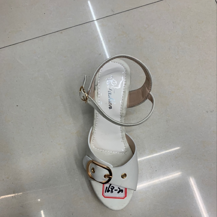 白色女凉鞋
