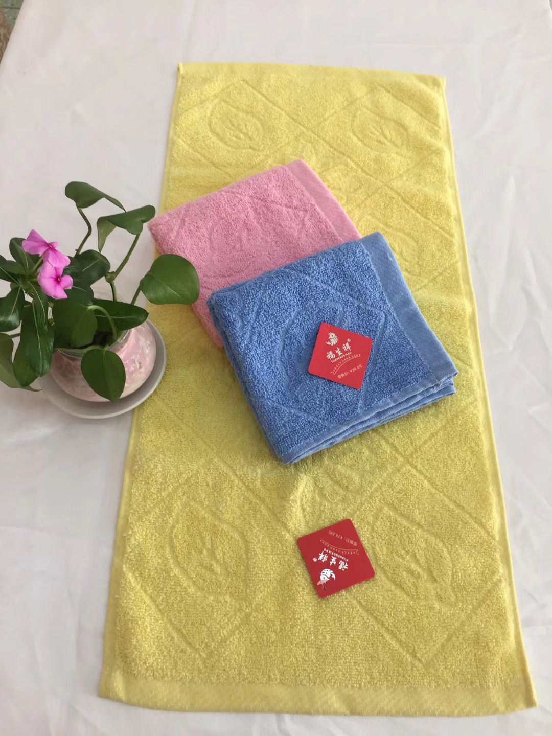 Diamond-patterned leaf embossed three-color towel