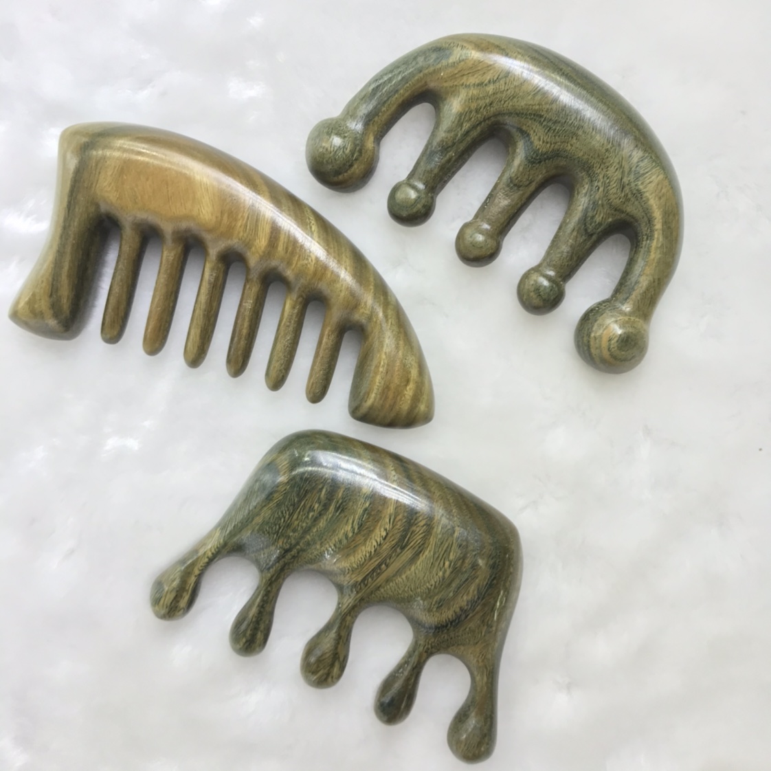 Seven types of natural wood green sandalwood massage combs are randomly dispatched. The specific sizes are shown in the video