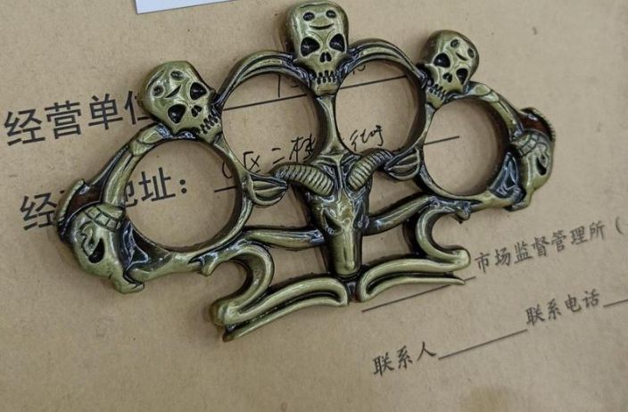 批发零售高档户外武术用品鬼头四指拳扣，指虎白底实物图