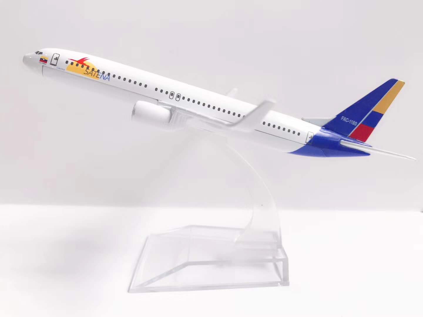 Model aircraft (16CM Columbia SATENA Airways B737-800) metal alloy model aircraft