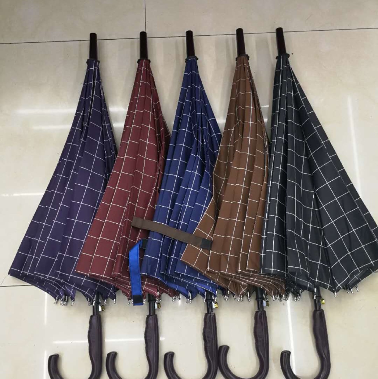 A 10-bone straight-bar lattice umbrella is a long adult umbrella