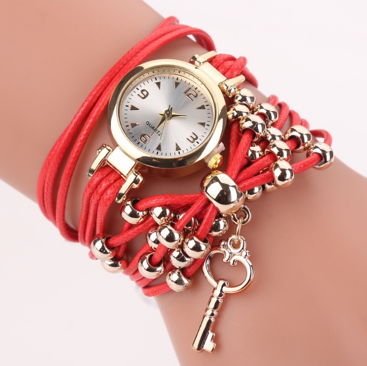 女士缠绕带钥匙吊坠个性手链表白底实物图