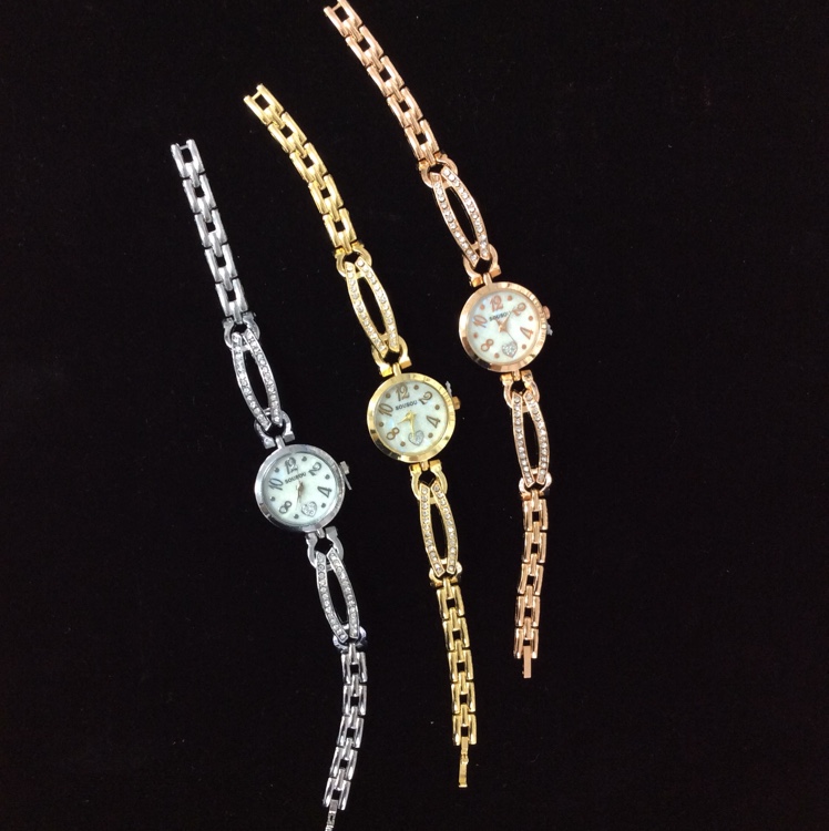 A simple and versatile mini quartz women's watch with a Korean-style bracelet and small dial