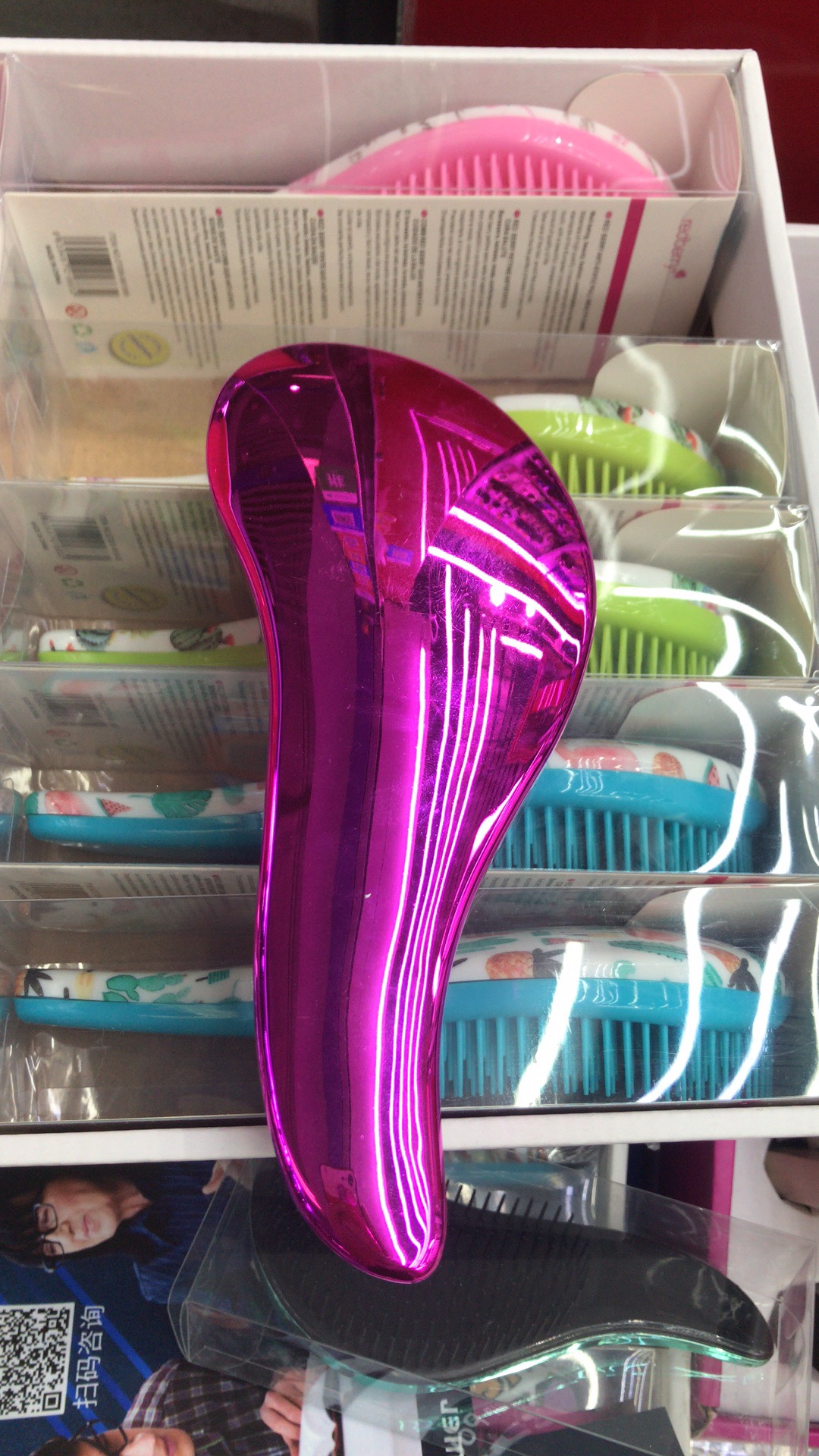 A large chicken leg comb for smooth hair Application Scenario