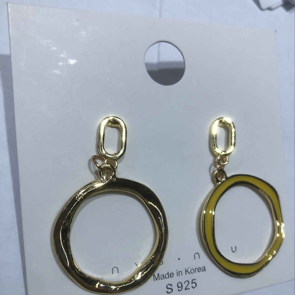 淡黄耳环产品图