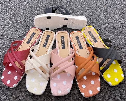 Ladies cross-strap slippers