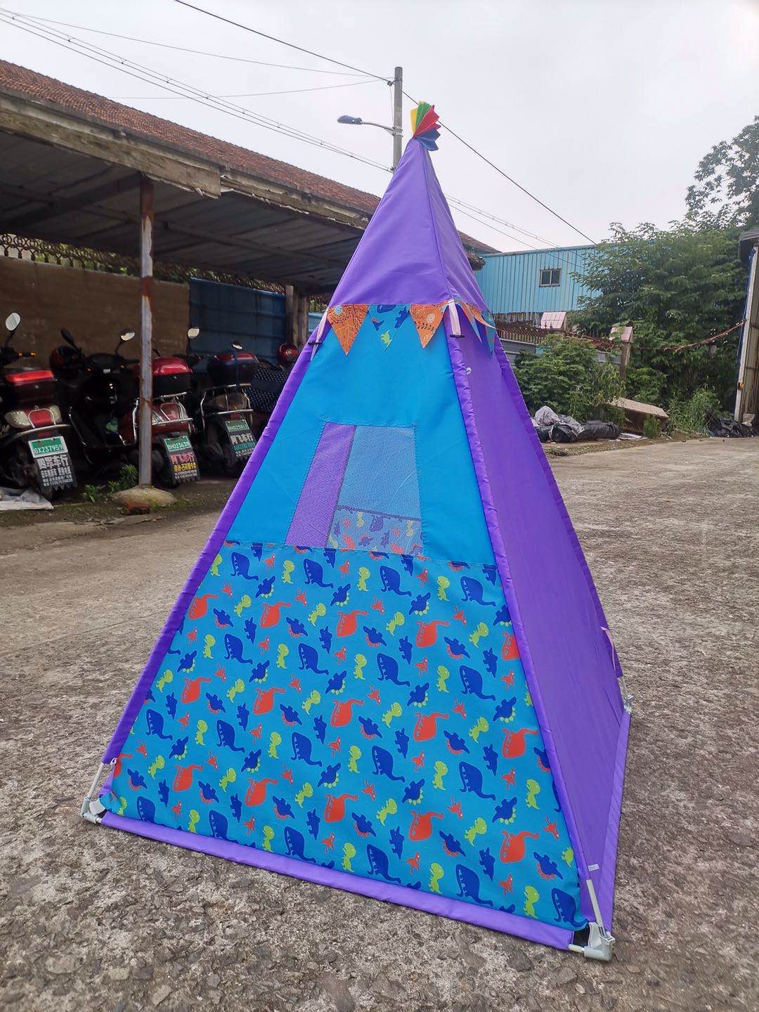 Pyramid-shaped children's tent details Picture