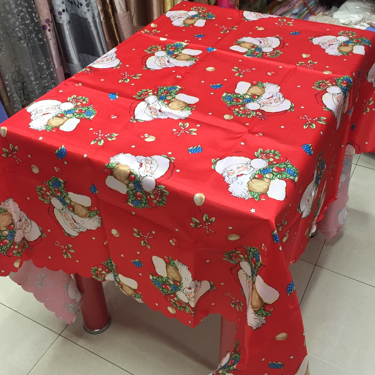 Christmas tree tablecloths are bright and lively thumbnail
