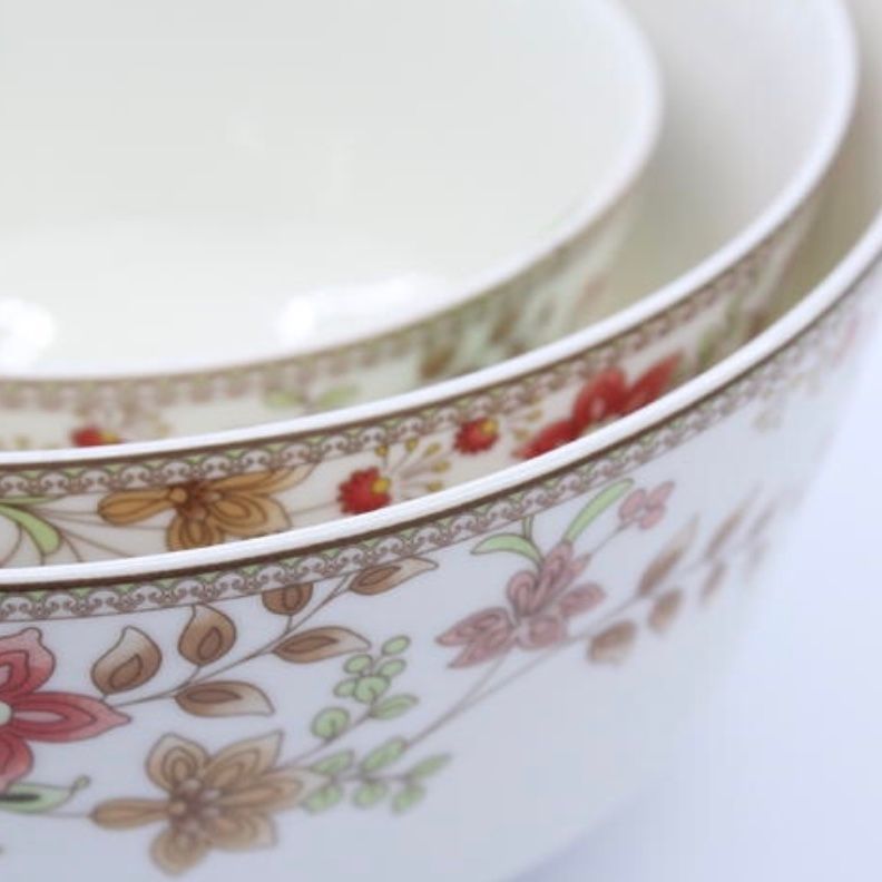 Youzun ceramic bowls, plates and tableware pieces can be freely combined. Under the bright sun, flowers bloom