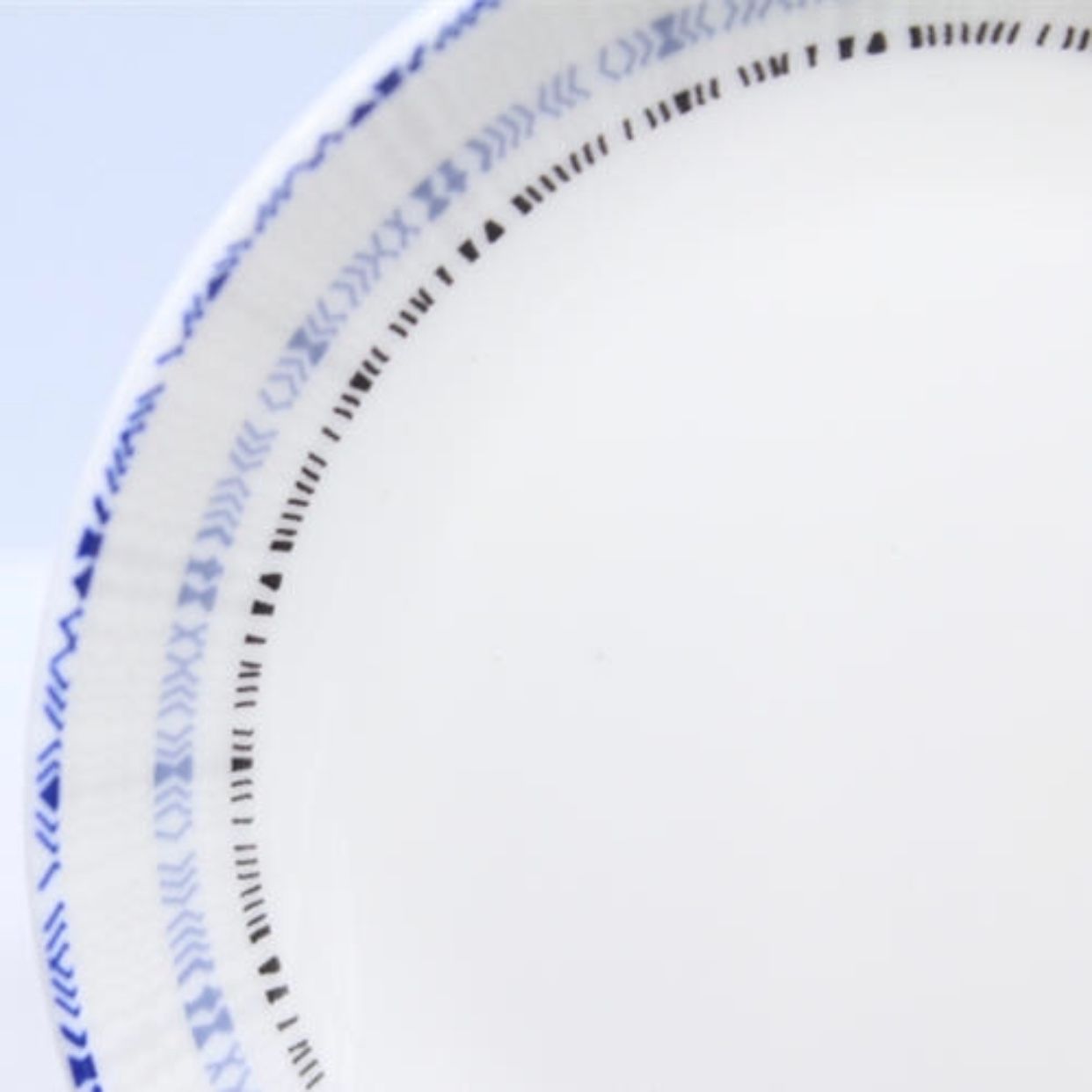 Youzun ceramic bowls, plates and tableware pieces can be freely combined to create a fragrant and elegant atmosphere Application Scenario