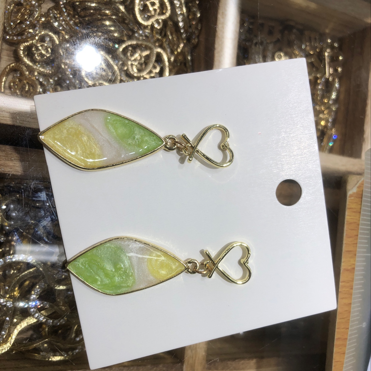 白黄绿耳坠