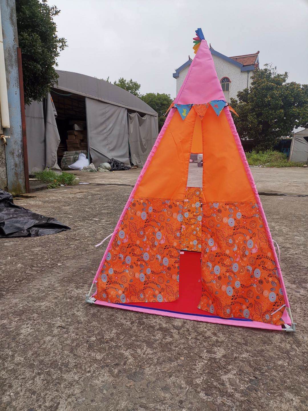 Pyramid-shaped children's tent