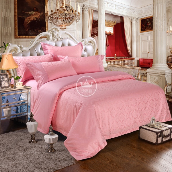 Hotel Beddi's pink memory hotel linen features a European style and noble quality. It interprets a classic luxurious and comfortable life with classic jacquard technology. It is smooth, fine, soft, comfortable and has good breathability