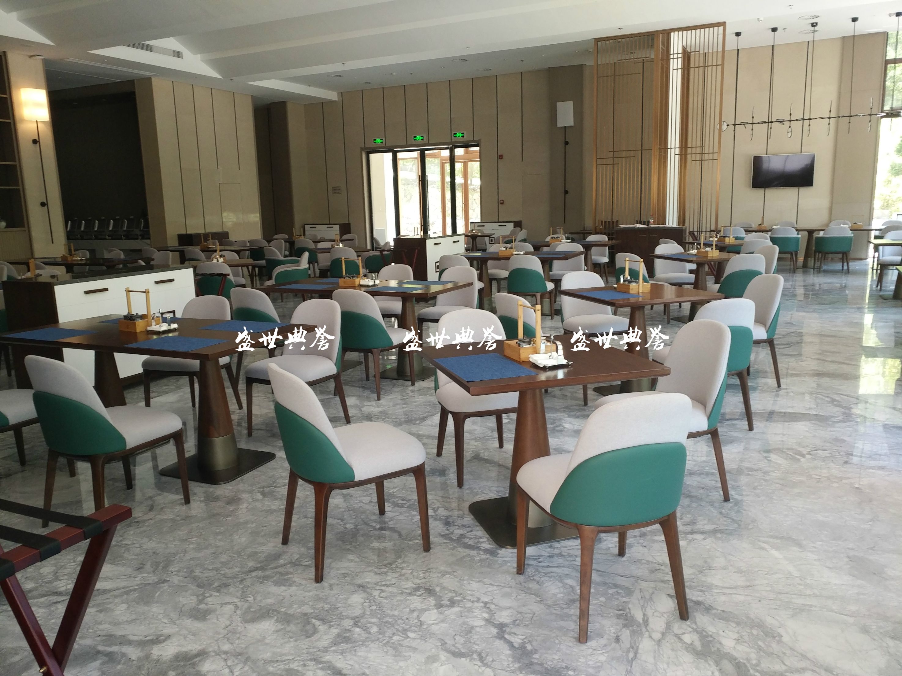 上海五星级酒店西餐桌椅定做宾馆早餐桌椅度假酒店自助餐厅实木椅详情图1