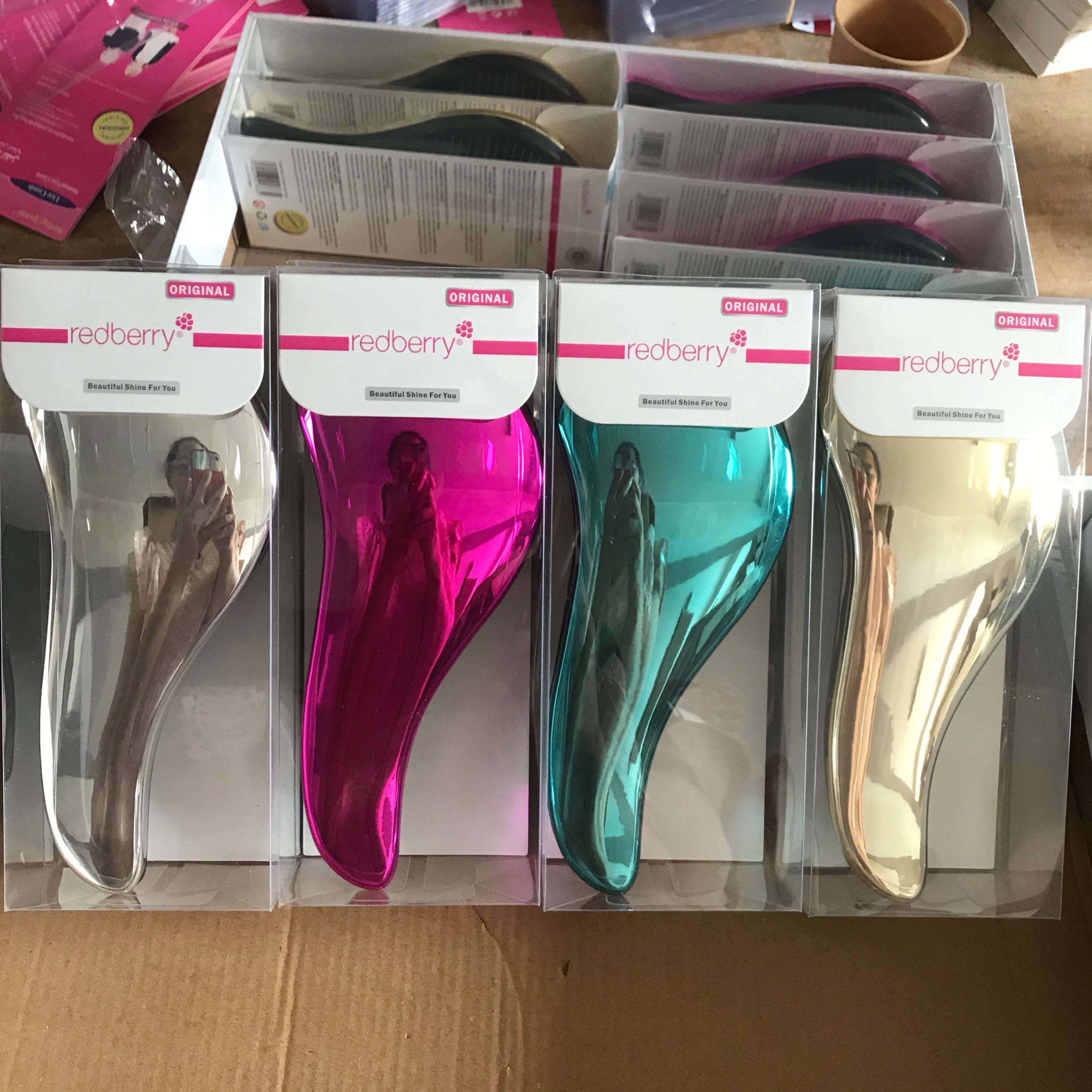 A large chicken leg comb for smooth hair