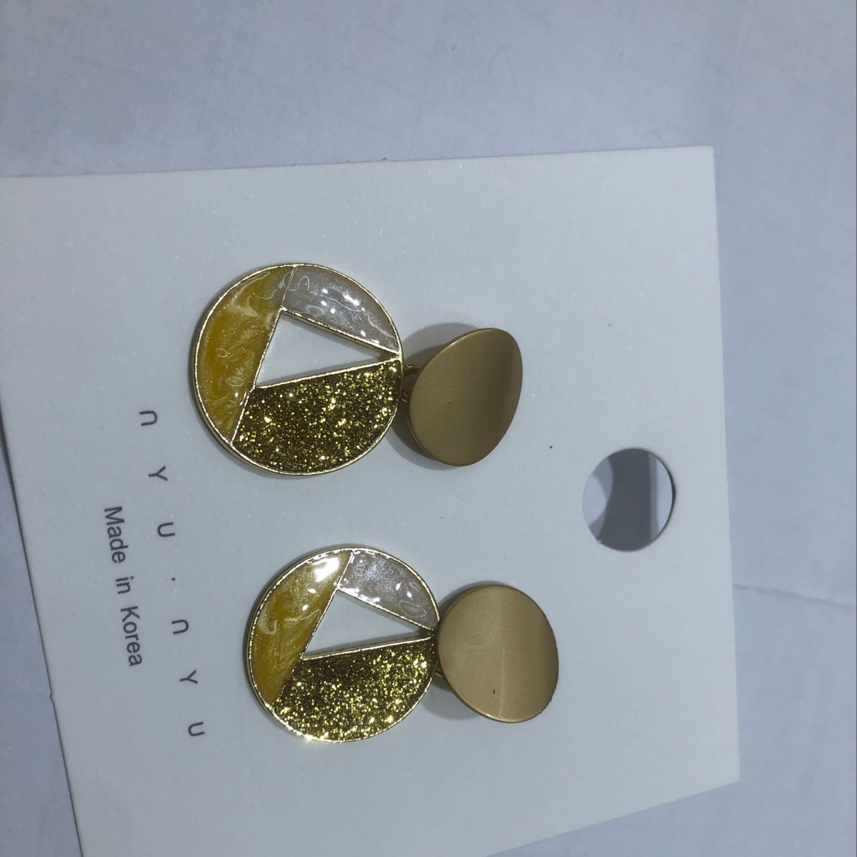 白黄金色耳环