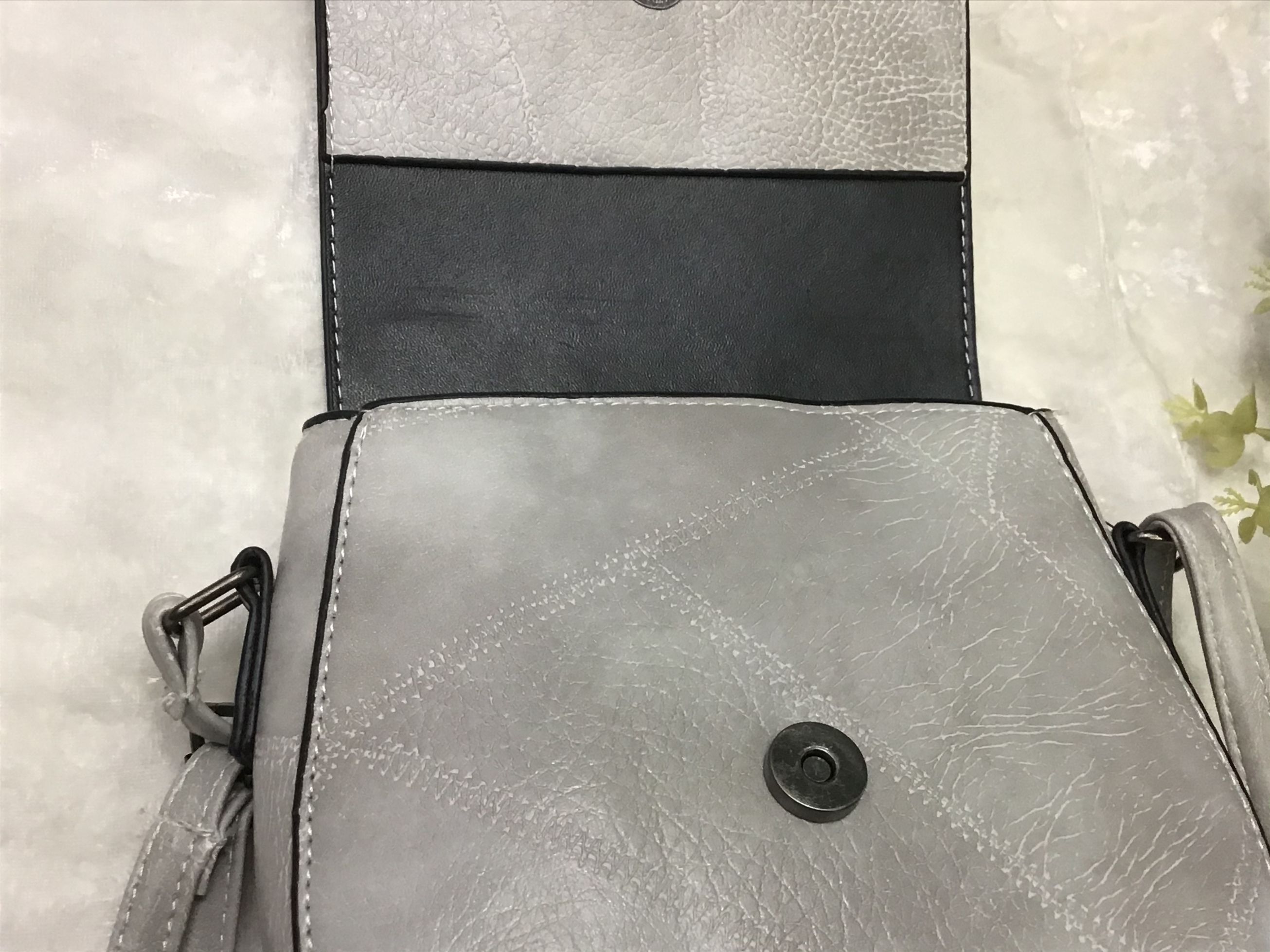 2020 New square-buckle women's crossbody bag detail image 2