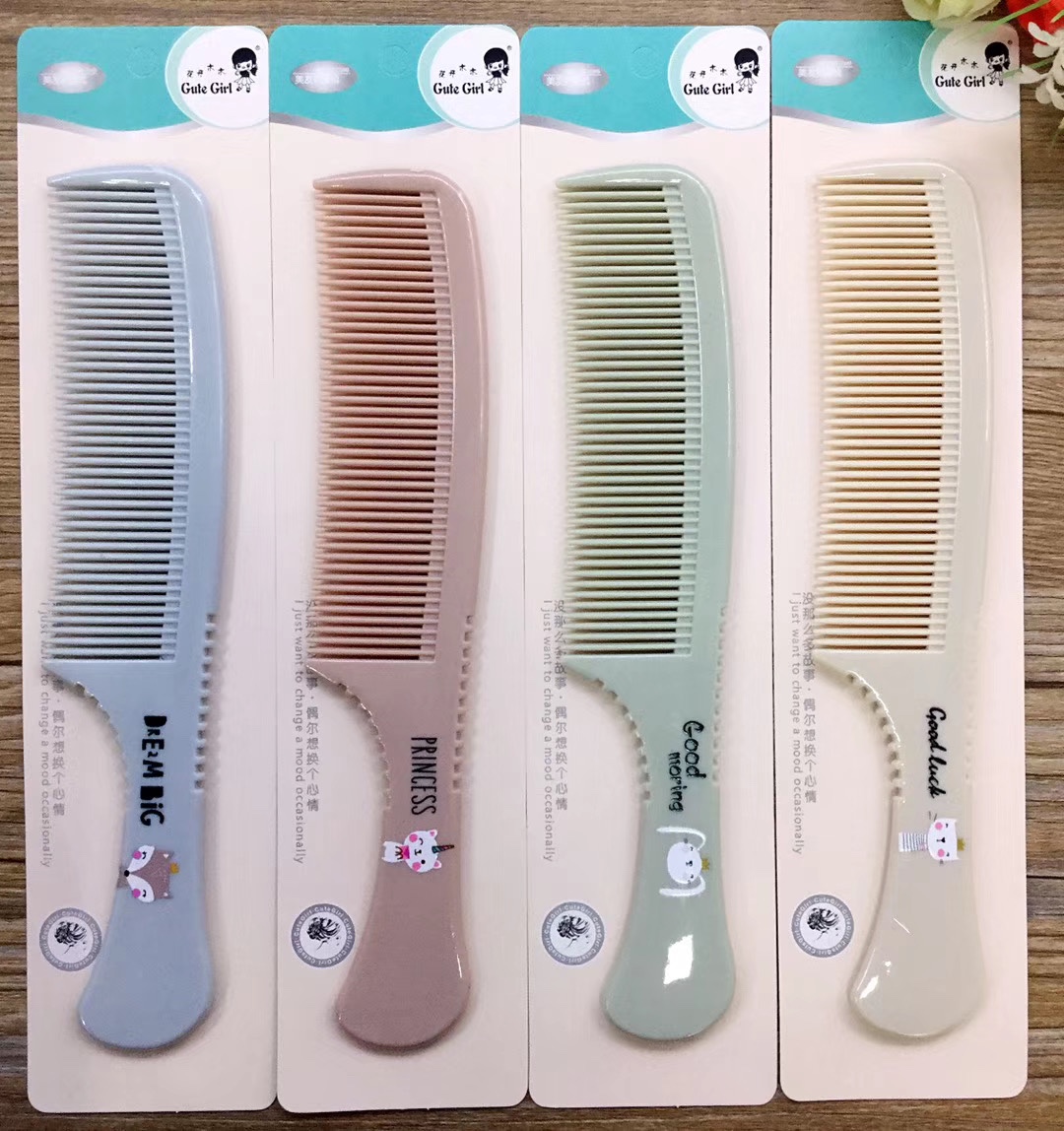A cute cartoon pattern comb with a middle bag design Application Scenario