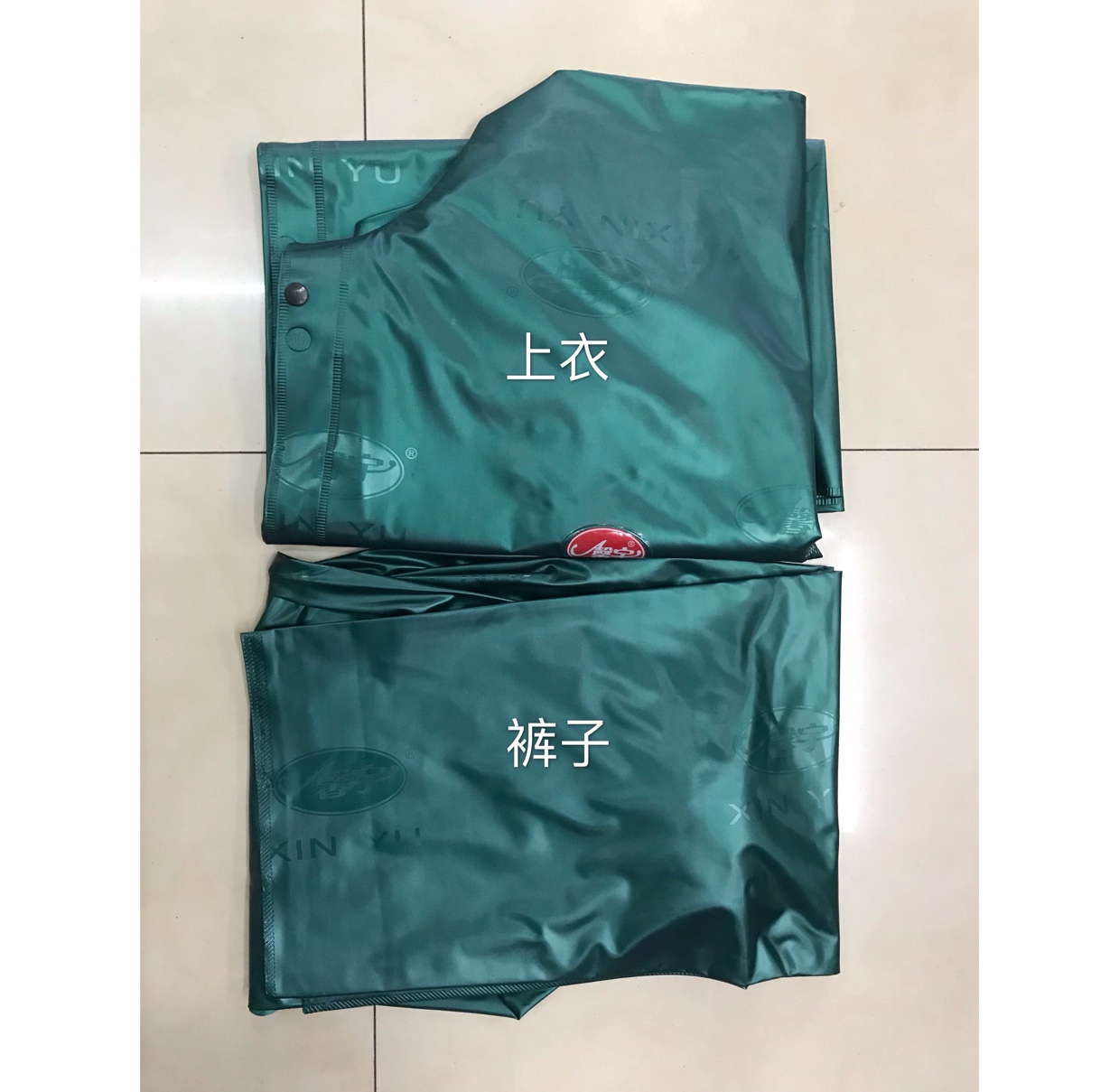 Adult two-piece pearlescent raincoat set for outdoor agricultural use Application Scenario