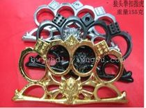 Refers to the tiger boxing iron lotus ring self-defense weapons fight refers to the Wolf head hand clasp