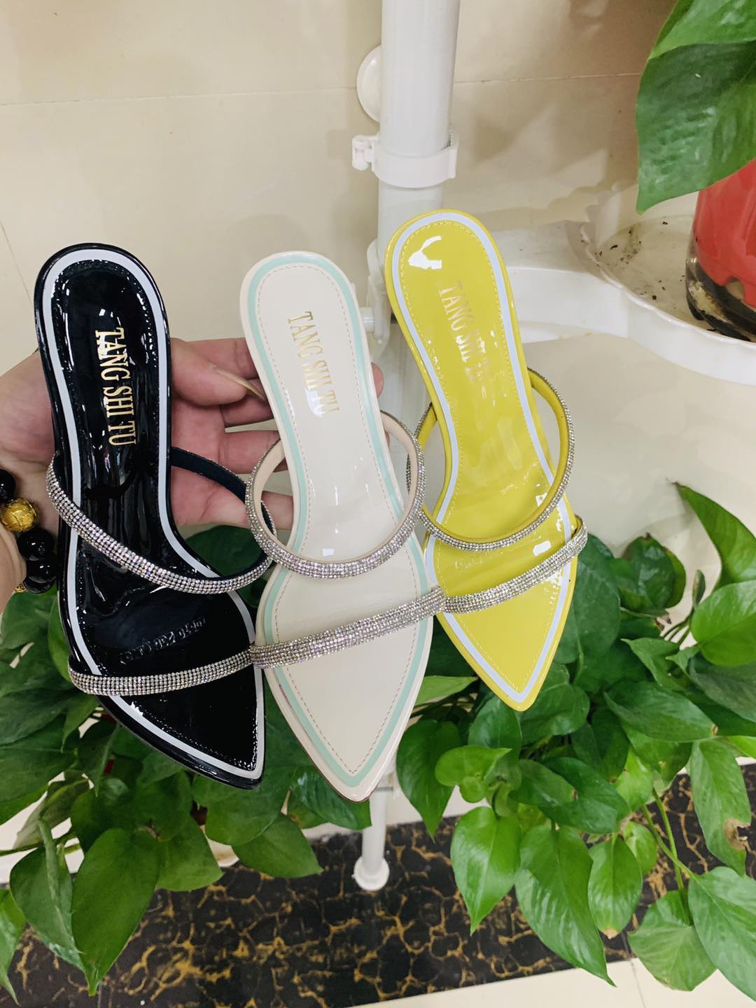 Victory Shoes 2020 New Summer Women's three-color pointed-toe thin-heeled fashionable sandals details Picture