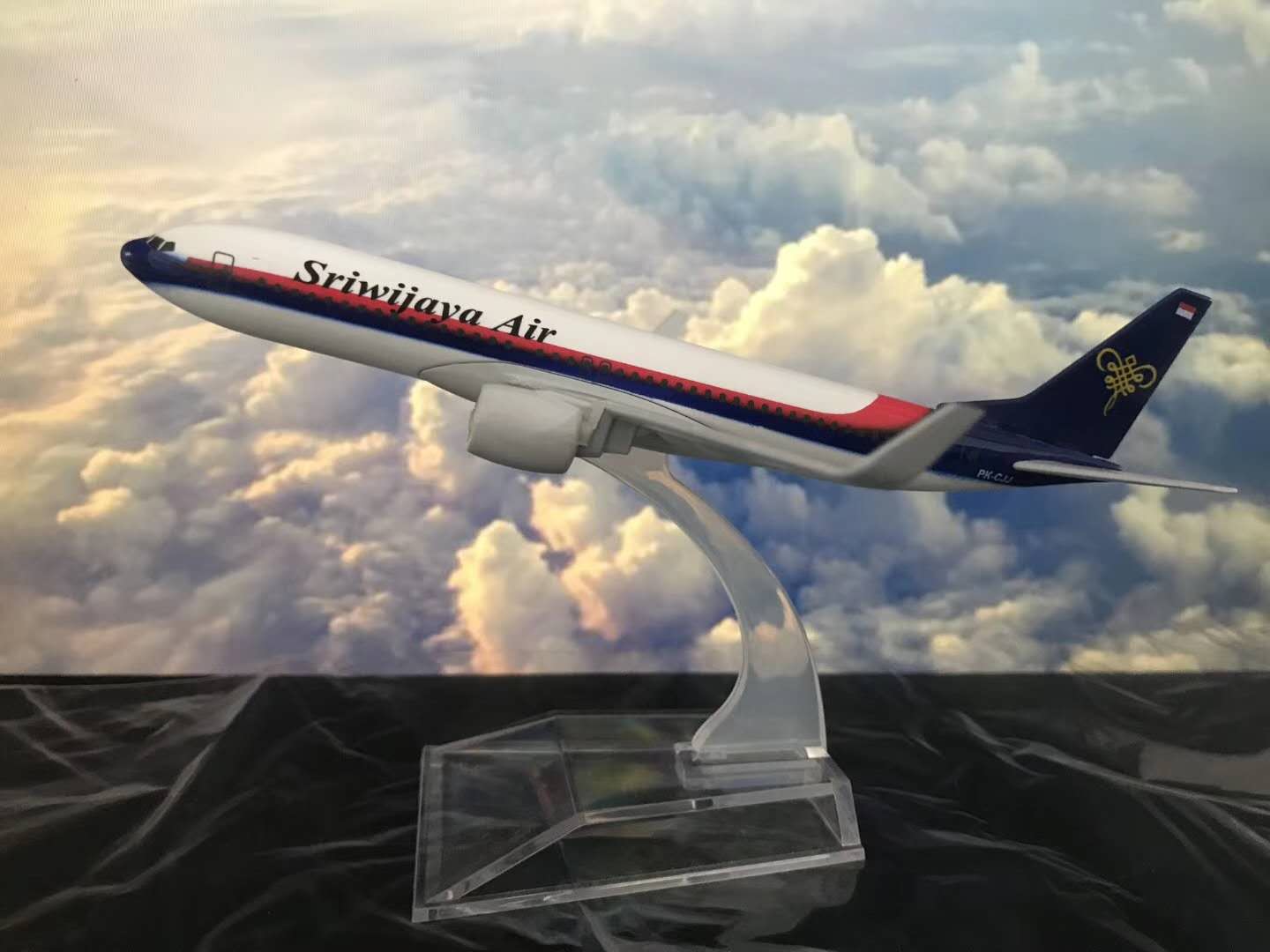 Model aircraft (16CM B737-800 of Srivija Indonesia) metal alloy model aircraft