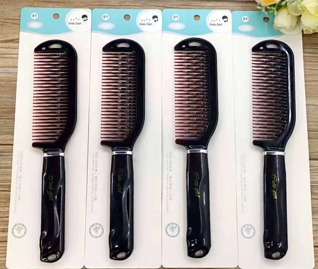 This is a unique comb with a great color combination for straight hair Application Scenario