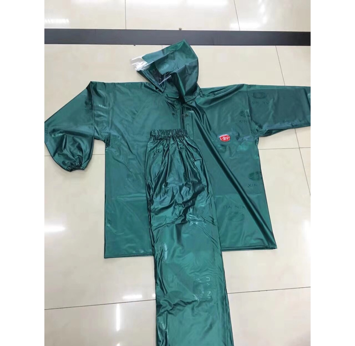 Adult two-piece pearlescent raincoat set for outdoor agricultural use