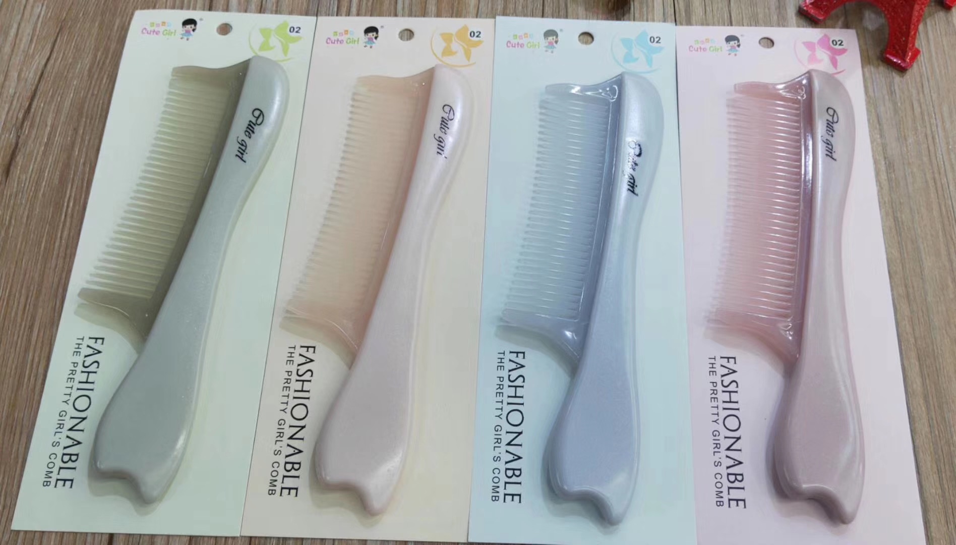 A fashionable and trendy comb with a two-color spliced design Application Scenario