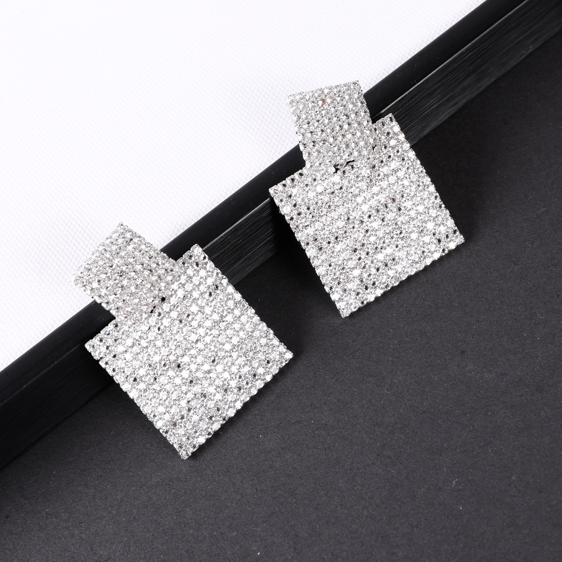 Rectangular naked diamond earrings