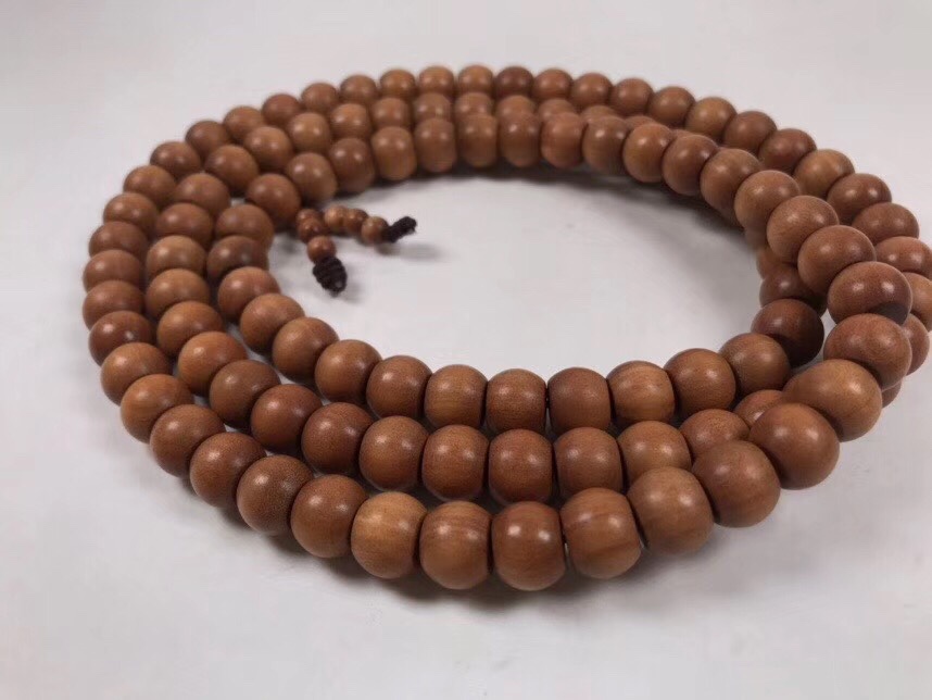 "Wu Mei" : Material: Old Mountain sandalwood Size: 8×10×108 Grains Carefully selected century-old material: Rich milk aroma, slightly dark color, Meticulously crafted: Each grain is entirely handcrafted Item Picture