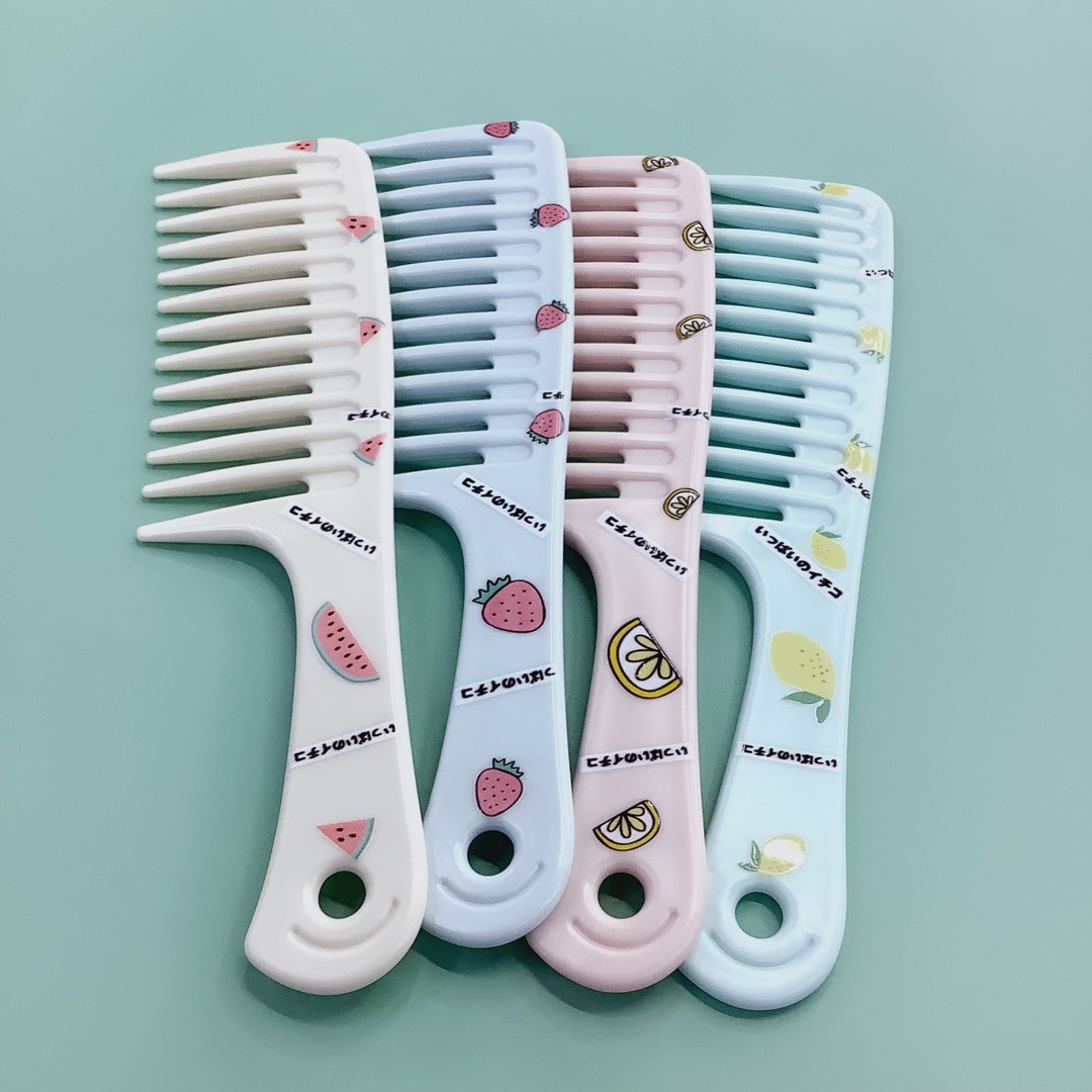 Extra-large toothed hair perming comb Application Scenario