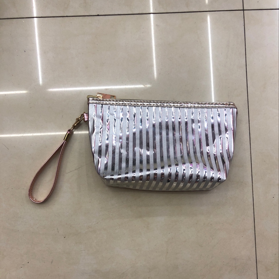 高光幻彩条纹化妆包收纳包零钱包