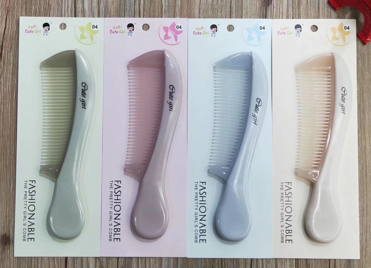 A fashionable and trendy comb with a two-color spliced design Specification image