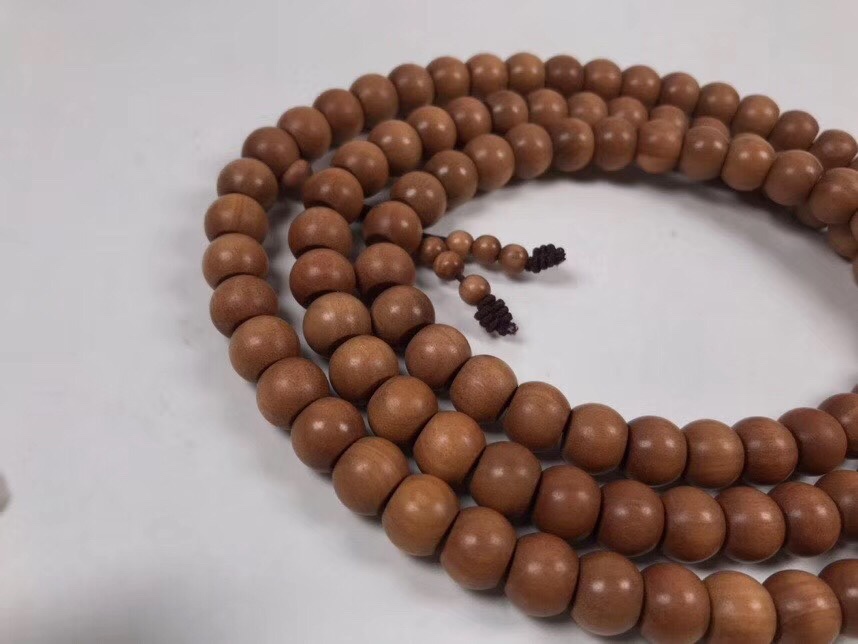 "Wu Mei" : Material: Old Mountain sandalwood Size: 8×10×108 Grains Carefully selected century-old material: Rich milk aroma, slightly dark color, Meticulously crafted: Each grain is entirely handcrafted Specification image