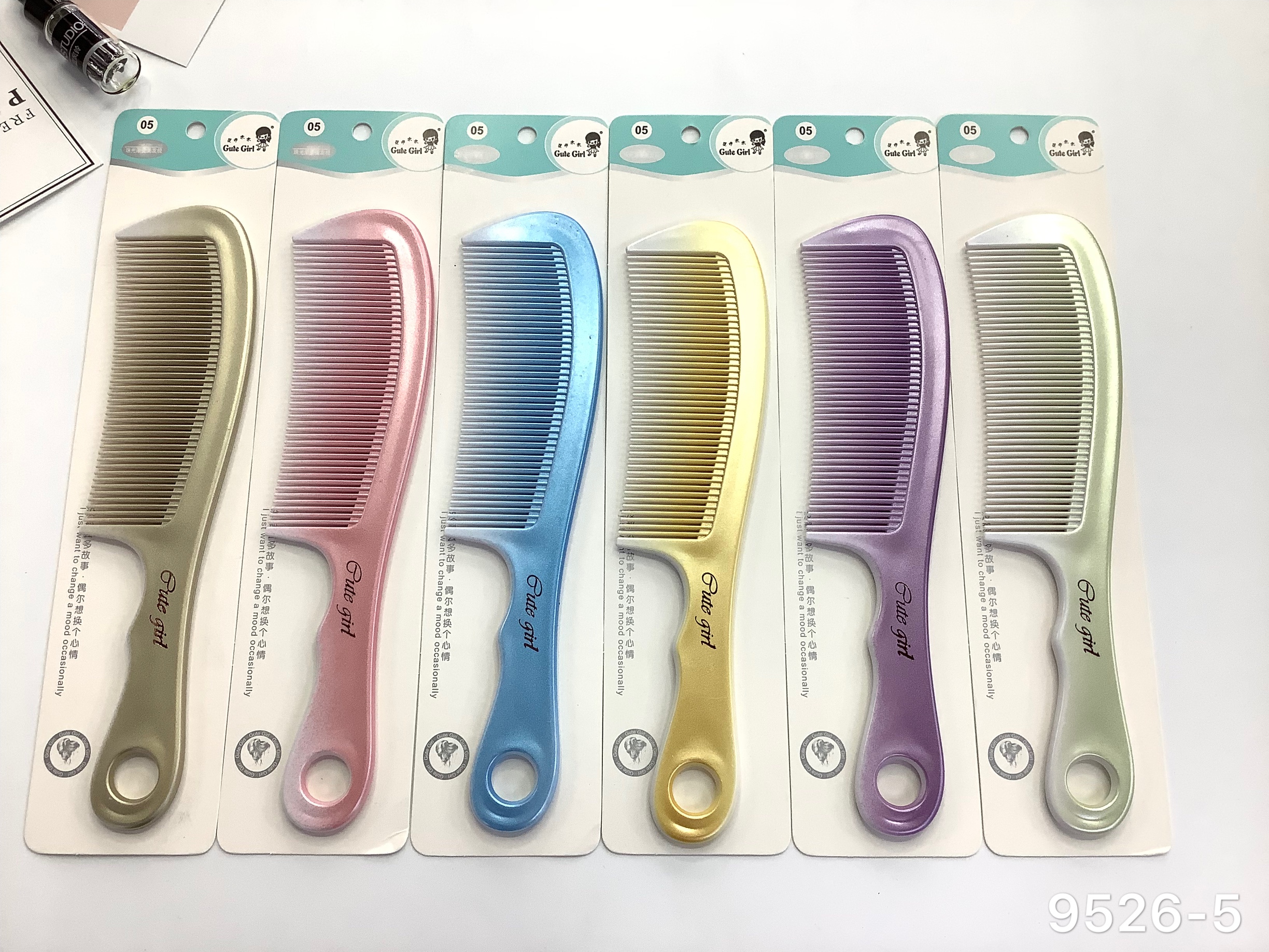 The spray-painted comb features a simple design concept and shape Specification image