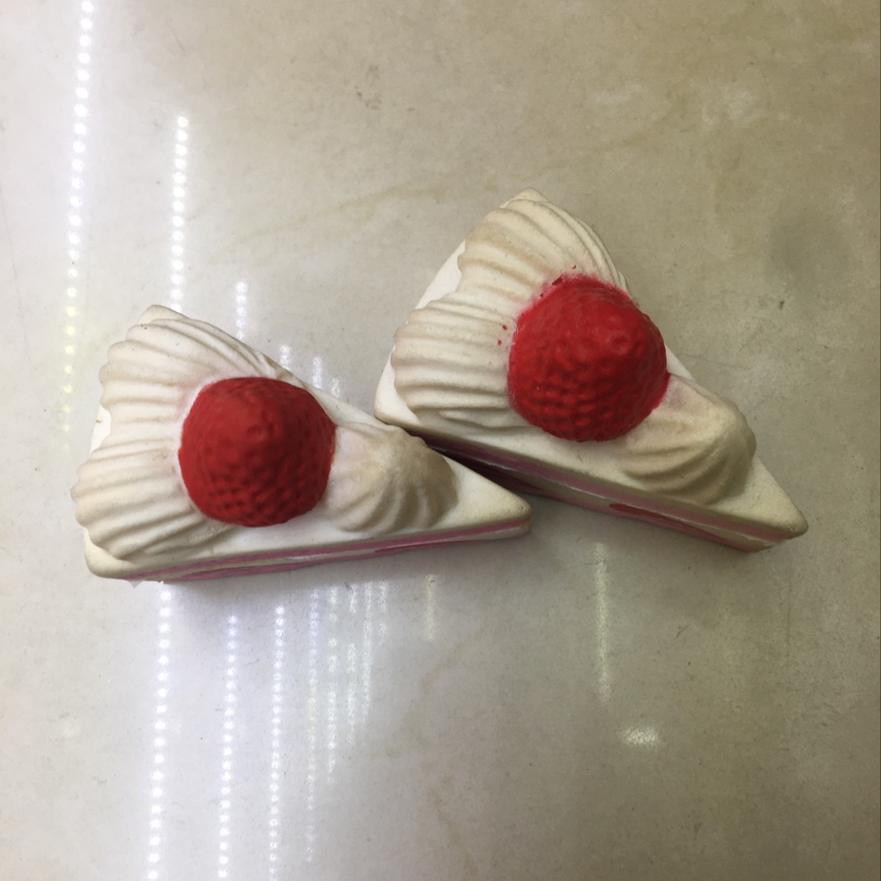 慢回弹三角草莓蛋糕