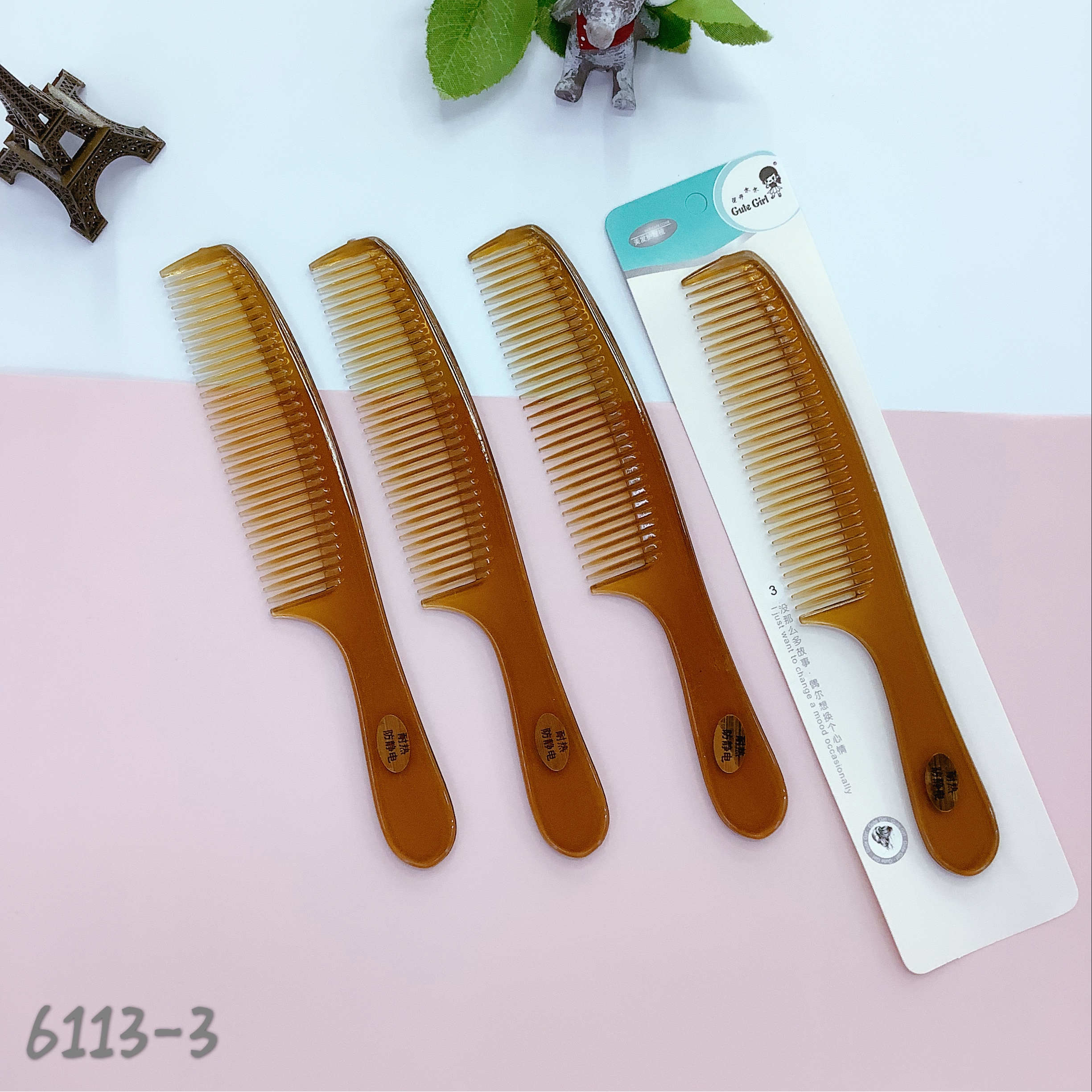 Amber and copal colored combs are placed on horn-shaped combs Specification image