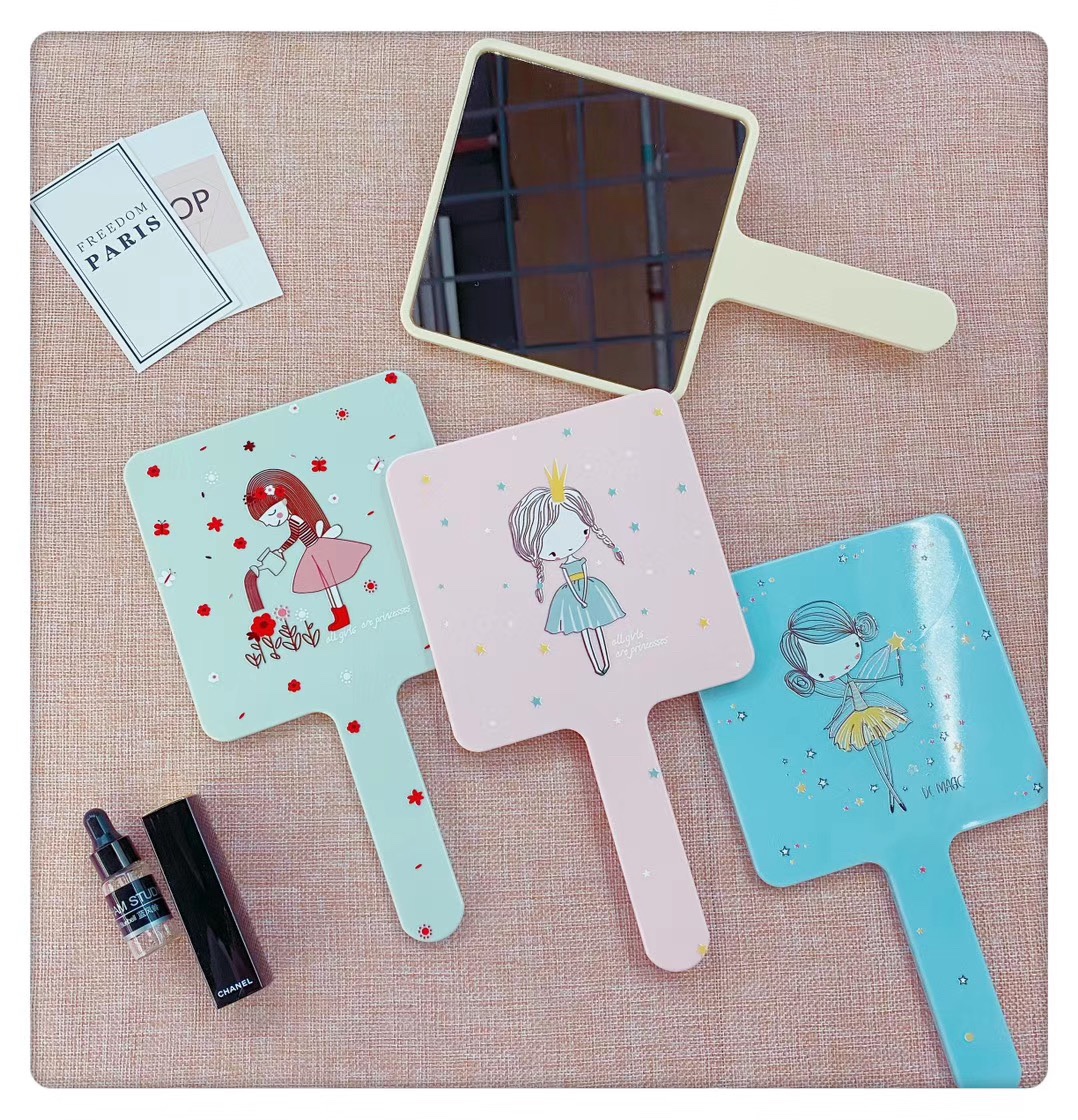 Square-handled makeup mirrors come in a variety of patterns and bright colors Application Scenario