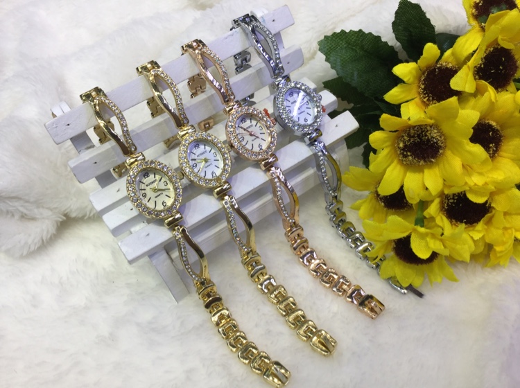Bracelet style women's watch with a unique oval-shaped small dial, dazzling and versatile quartz women's watch
