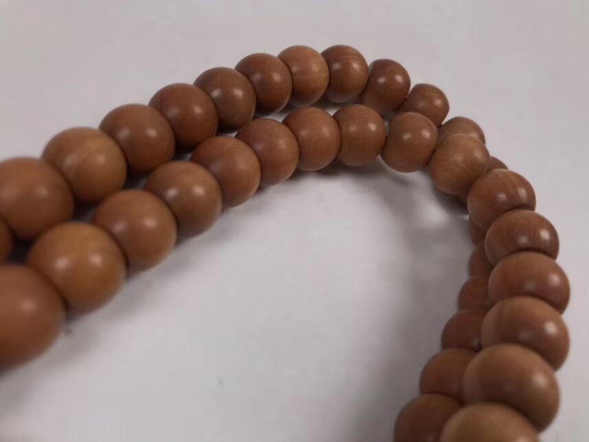 "Wu Mei" : Material: Old Mountain sandalwood Size: 8×10×108 Grains Carefully selected century-old material: Rich milk aroma, slightly dark color, Meticulously crafted: Each grain is entirely handcrafted undefined