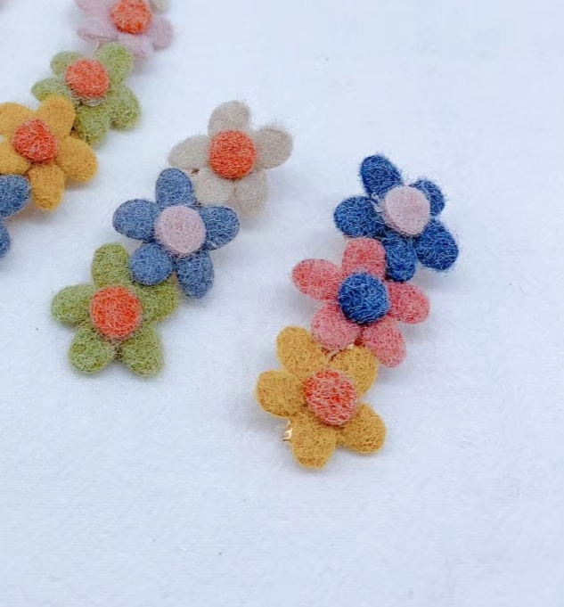 Felt three-flower hairpin thumbnail