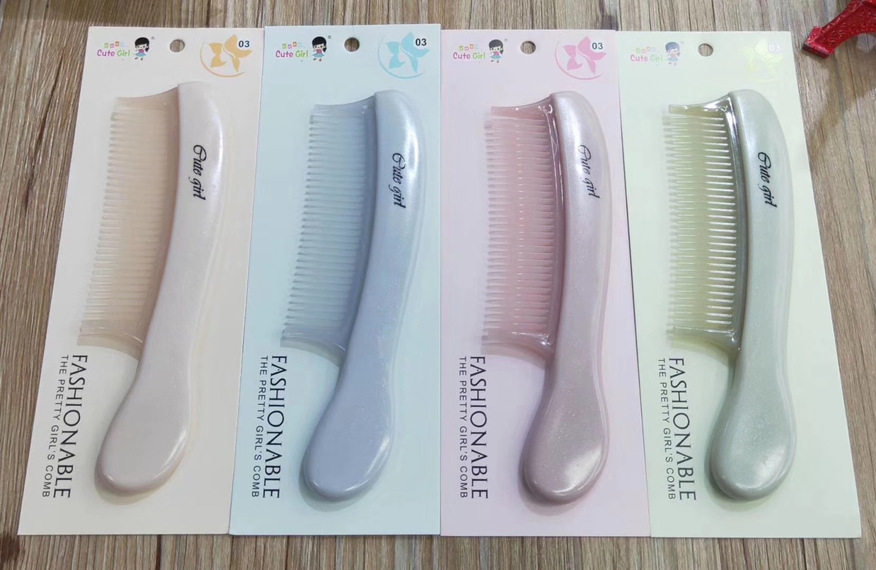 A fashionable and trendy comb with a two-color spliced design