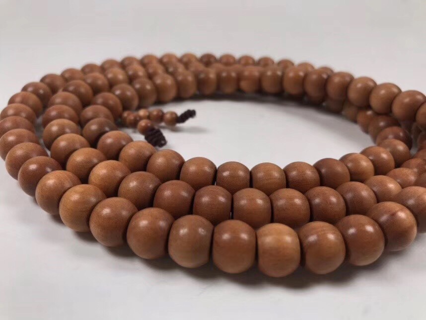 "Wu Mei" : Material: Old Mountain sandalwood Size: 8×10×108 Grains Carefully selected century-old material: Rich milk aroma, slightly dark color, Meticulously crafted: Each grain is entirely handcrafted details Picture