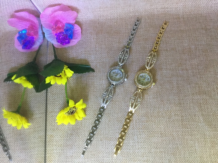 Bracelet style women's watch with dazzling rhinestones, personalized bracelet, versatile quartz watch