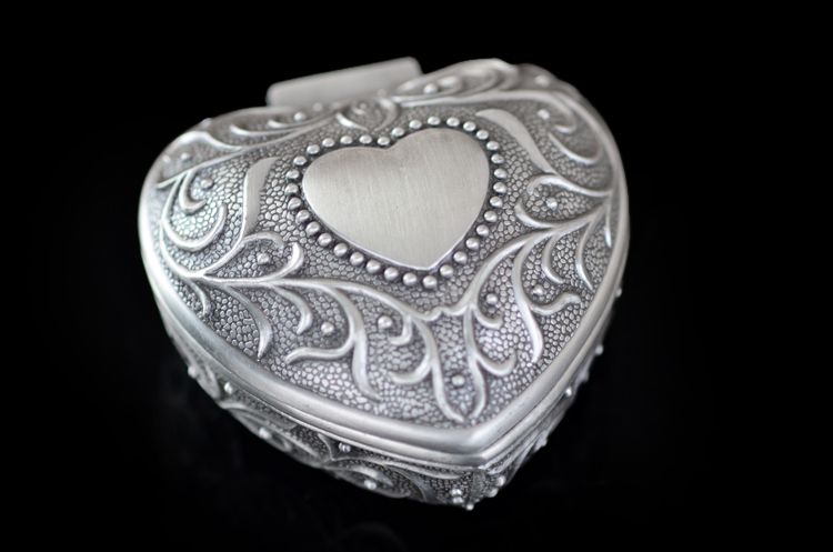 欧式金属工艺品，心形首饰盒，复古饰品盒，化妆品收纳盒详情图3