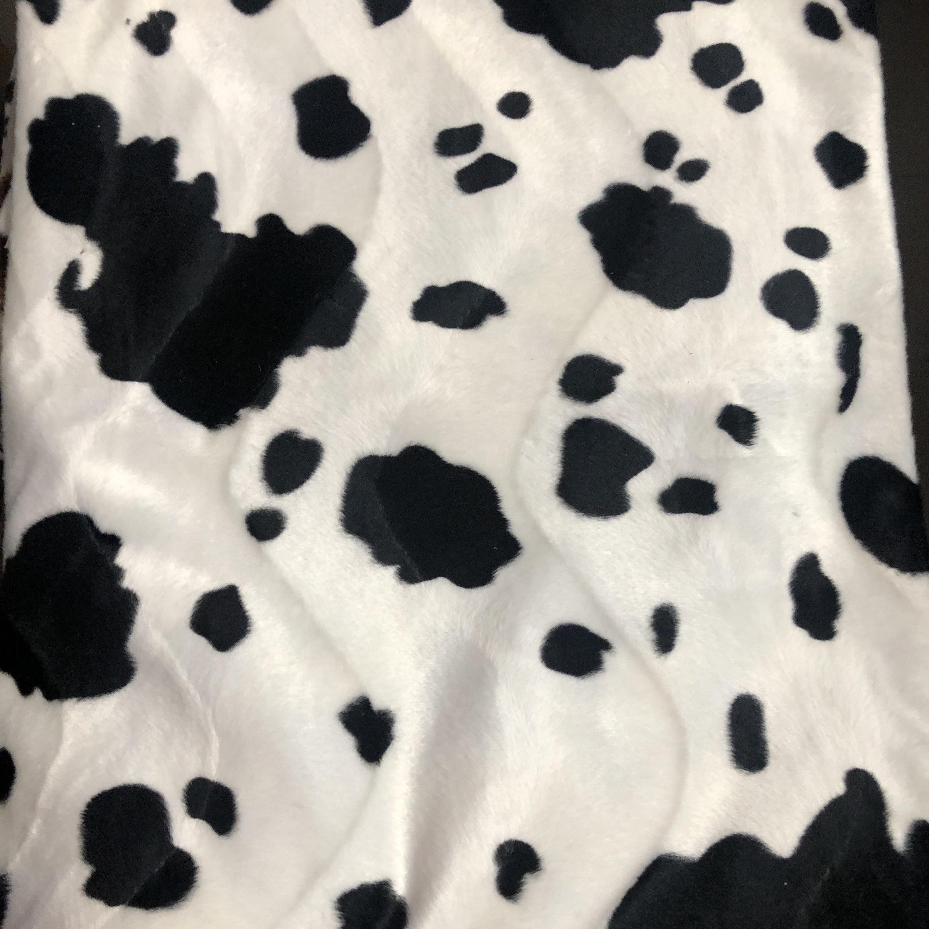 Factory direct sales of thickened brushed cow print short plush fabric for the current season's new products undefined