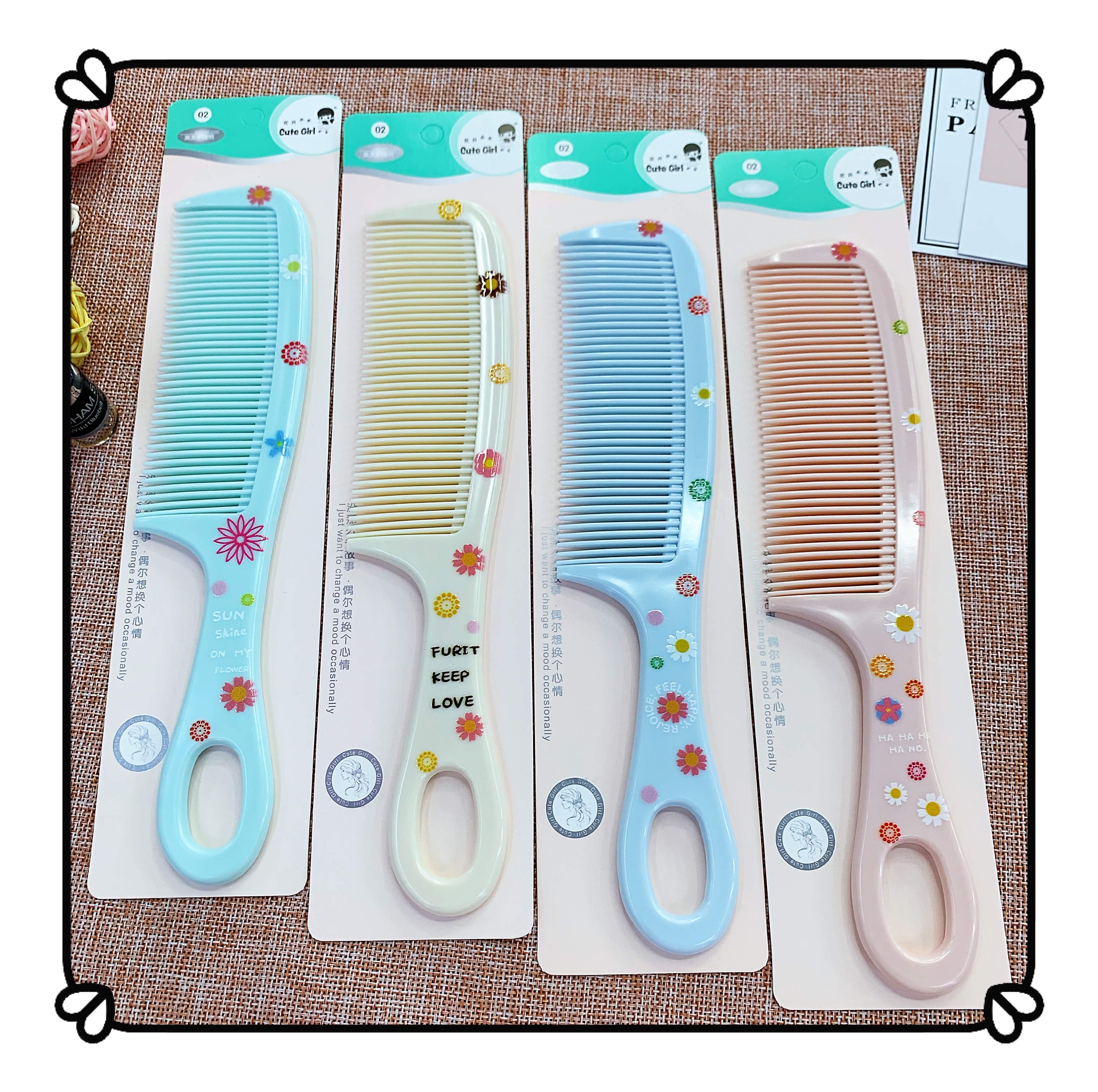 This fresh, elegant and fashionable printed comb is a practical family style hair comb Application Scenario